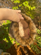 Load image into Gallery viewer, velvet quilt hat